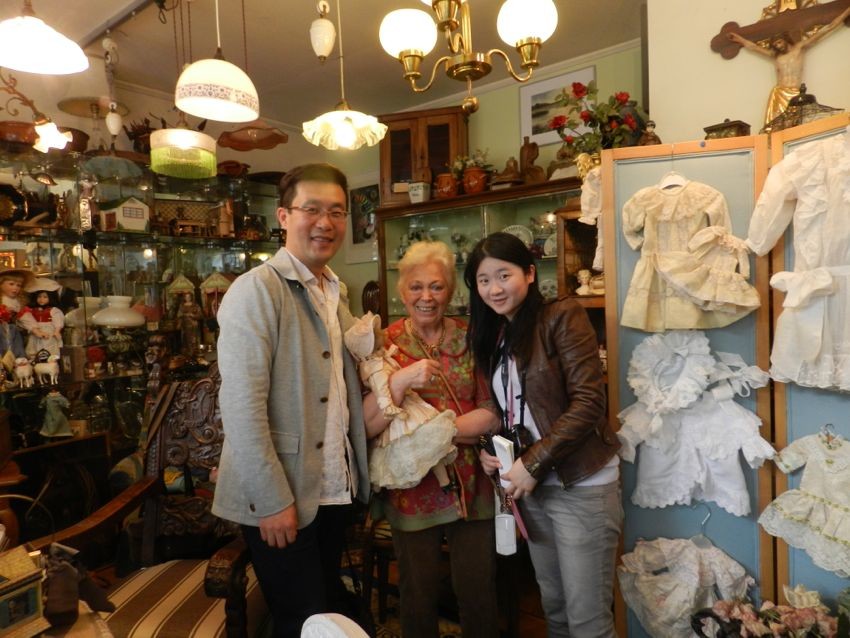 Nach dem Fotoshooting besuchen Alex Wang und Stephanie Ye ein schönes Antiquitätengeschäft an der Stiftstrasse unterhalb der Hofkirche.